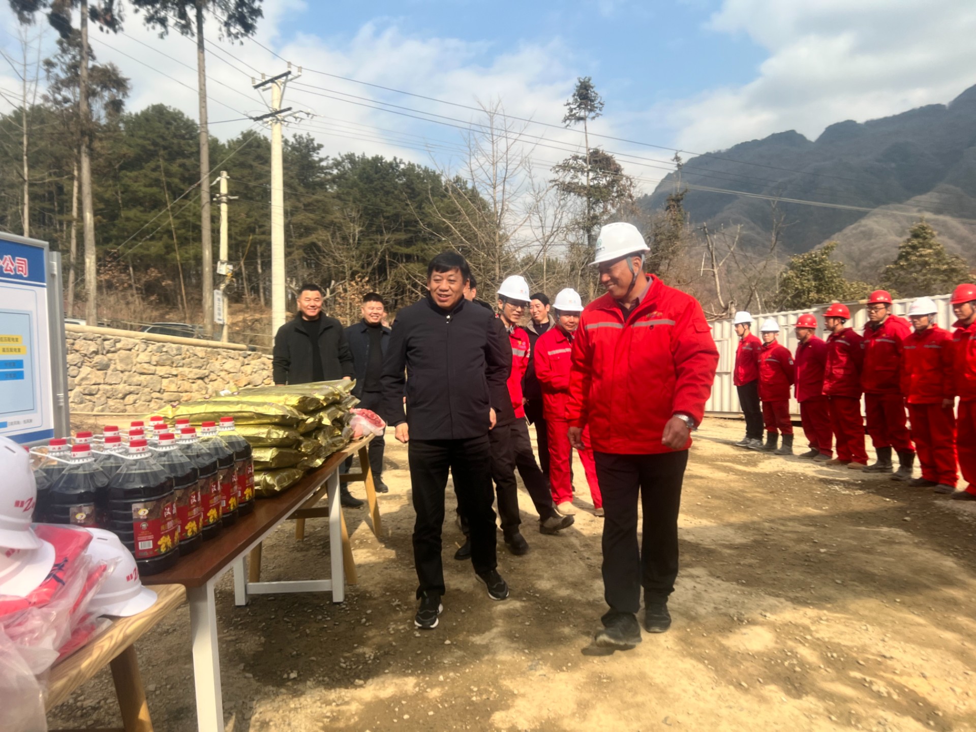 曹驰坤和宁鹏飞-镇巴县委书记韩雄一行到油气公司页岩气项目开展春节慰问 (2).jpg