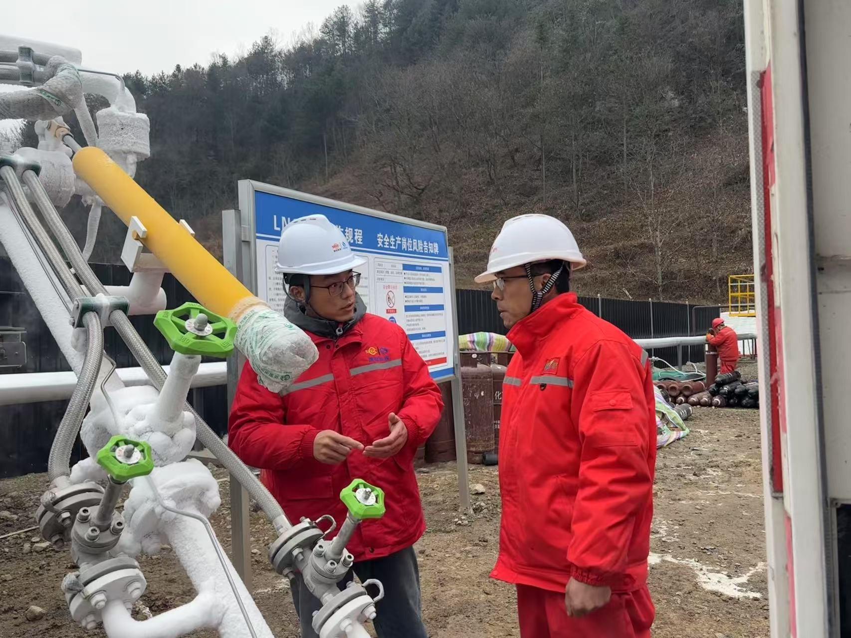 谢家强、曹驰坤、侯涛摄影-逐进春光里 奋楫启新程——油气公司第一季度工作综述2.jpg