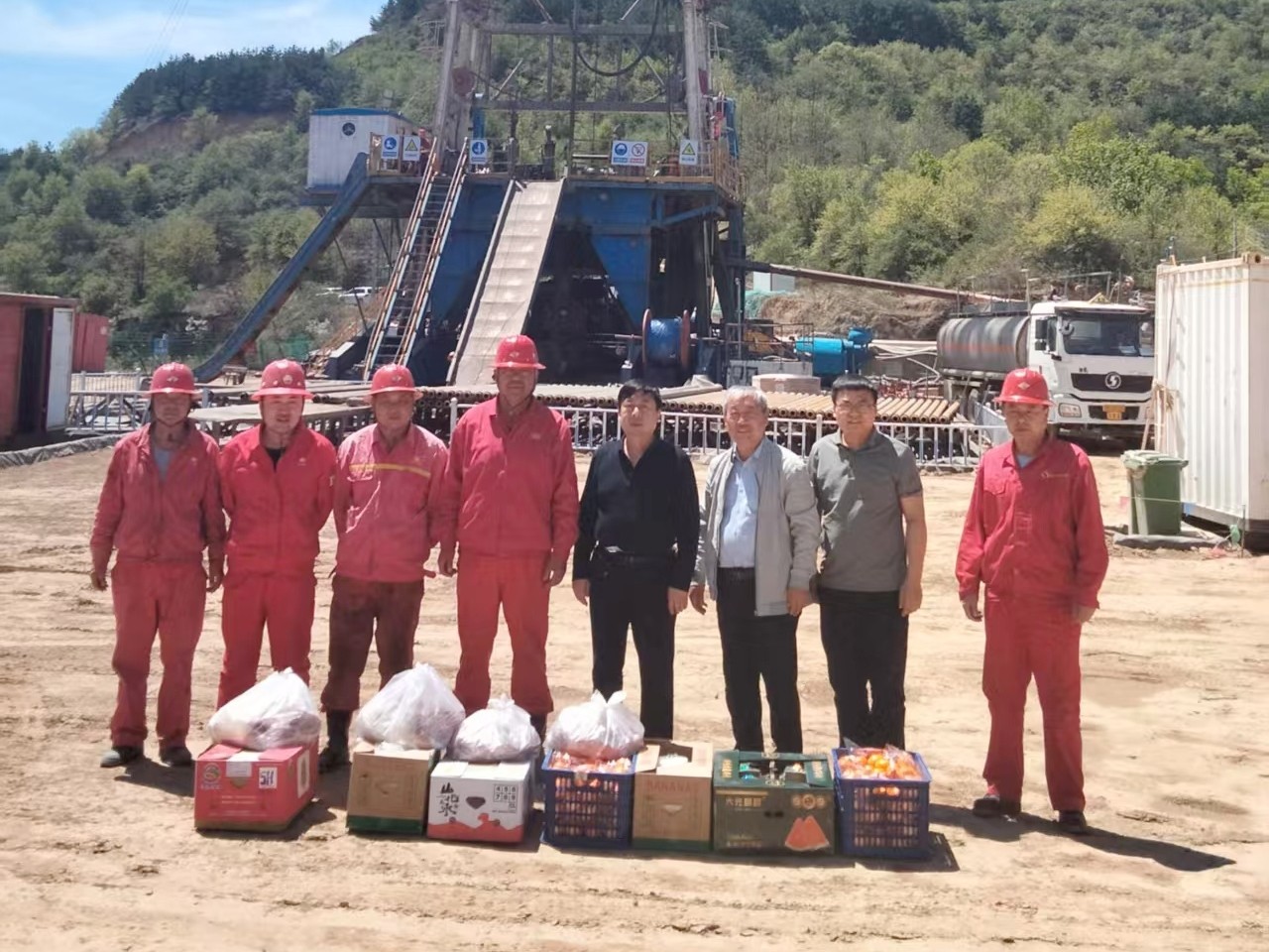 提振精气神,礼赞劳动美。4月28日,油气公司执行董事、总经理郭文祥、办公室主任王星,在甘肃庆阳合水县40194井队“五一”节前慰问暨安全督导检查,石油项目部经理马培安陪同。(韩兴)2.jpg