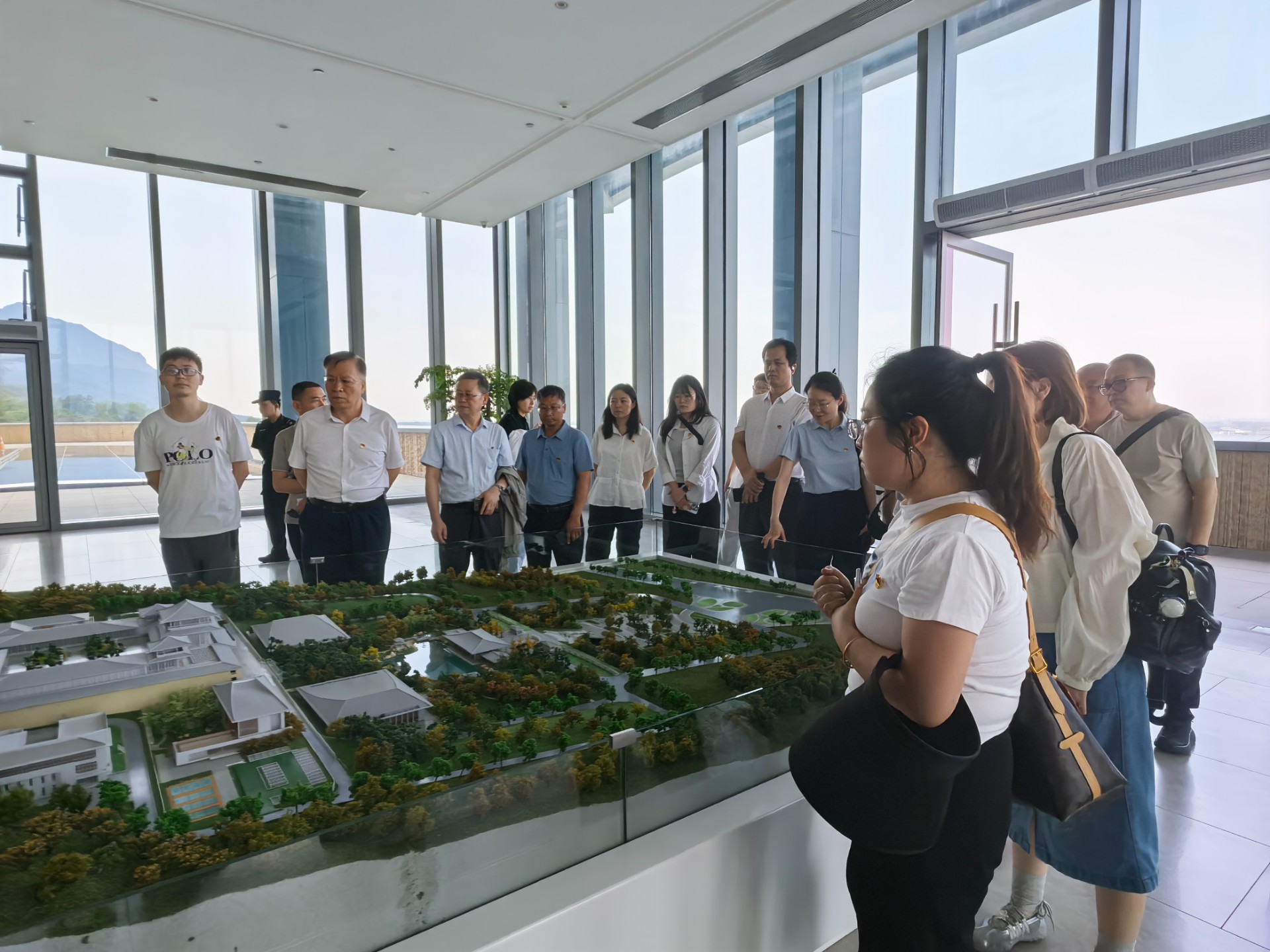 以文化根脉铸魂 用纪律明镜正身——油气公司开展“深化作风建设 筑牢八项规定”主题党日活动（张晓华） (1).jpg