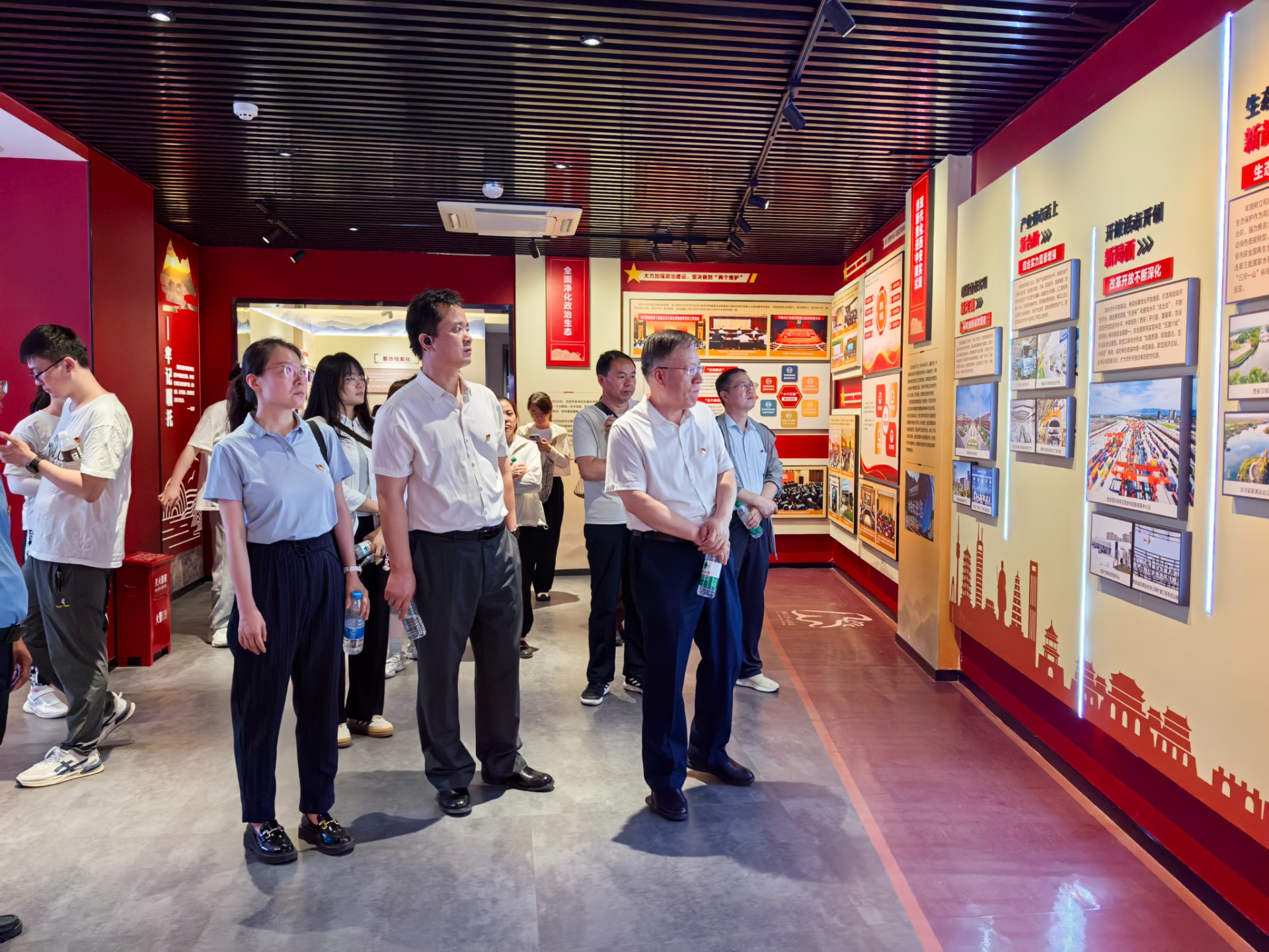 以文化根脉铸魂 用纪律明镜正身——油气公司开展“深化作风建设 筑牢八项规定”主题党日活动(张晓华) (3).jpg