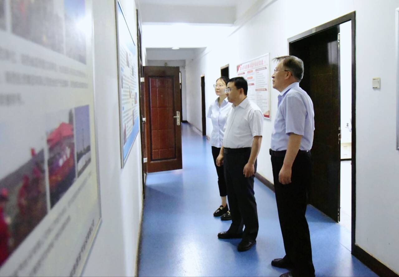 6月18日,陕煤地质集团党委委员、纪委书记任广军一行到油气公司开展走访调研并进行纪检专项监督检查。2(郭梦琪).jpg