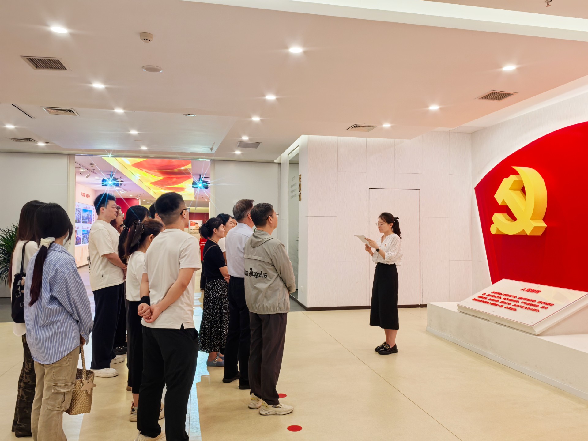 在建党104周年之际,油气公司纪委书记在西安廉政教育基地讲授专题党课。(宫聪飞).jpg