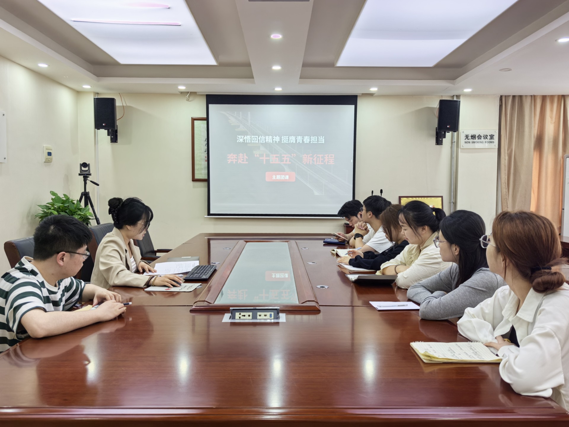 5月19日，油气钻采公司召开主题团日活动，组织全体团员青年集中学习习近平总书记给中国青年五四奖章暨新时代青年先锋奖获奖者代表的重要回信内容，交流学习心得，共话青春担当。（文-刘方，图-张晓华）2.jpg