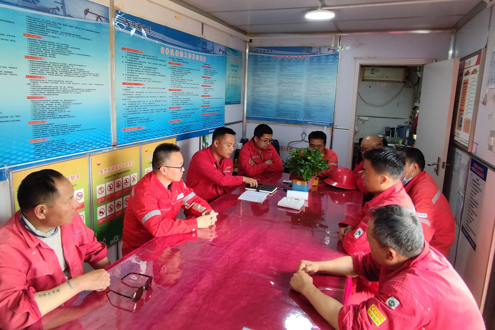 张瑞绅摄影--50008井队开展专题安全警示教育学习.jpg