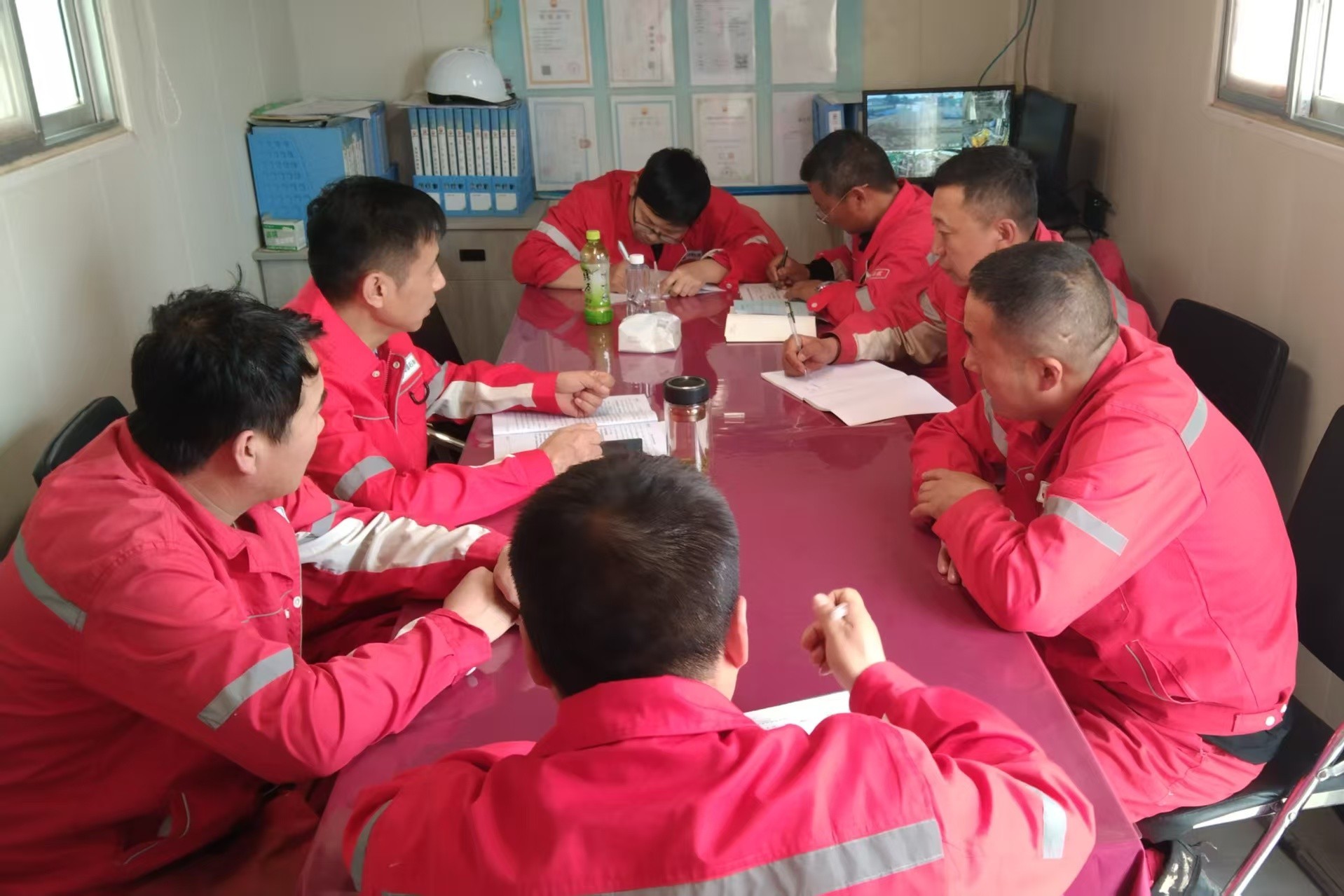 周永富摄影--40186井队开展安全生产警示教育专题学习.jpg