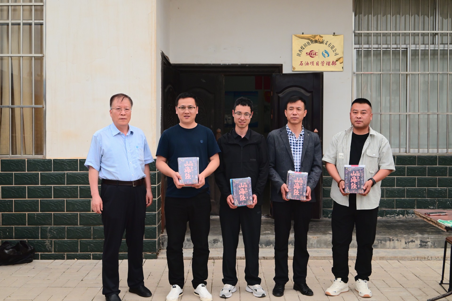 刘方摄影--给石油天然气项目部发放六一儿童节书籍.JPG