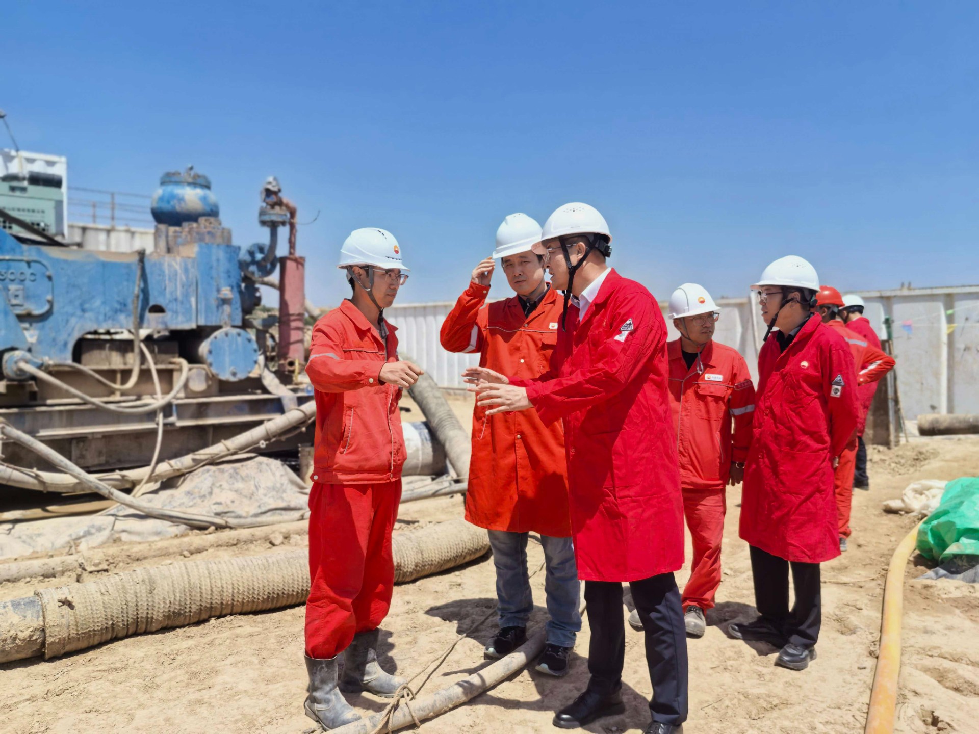 为扎实抓好高温季节安全生产工作，压紧压实野外施工安全责任，切实关心关爱一线在岗职工，7月23日，陕煤地质集团党委委员、副总经理韩志雄，集团生产管理部负责人段晓青、安全环保部负责人陈粤强一行深入油气钻采公司石油天然气项目40185、40186井队施工现场，开展安全生产专项督导检查，并慰问高温一线井队全体人员。（文-谢家强、张晓华，图-邓立） (1).jpg