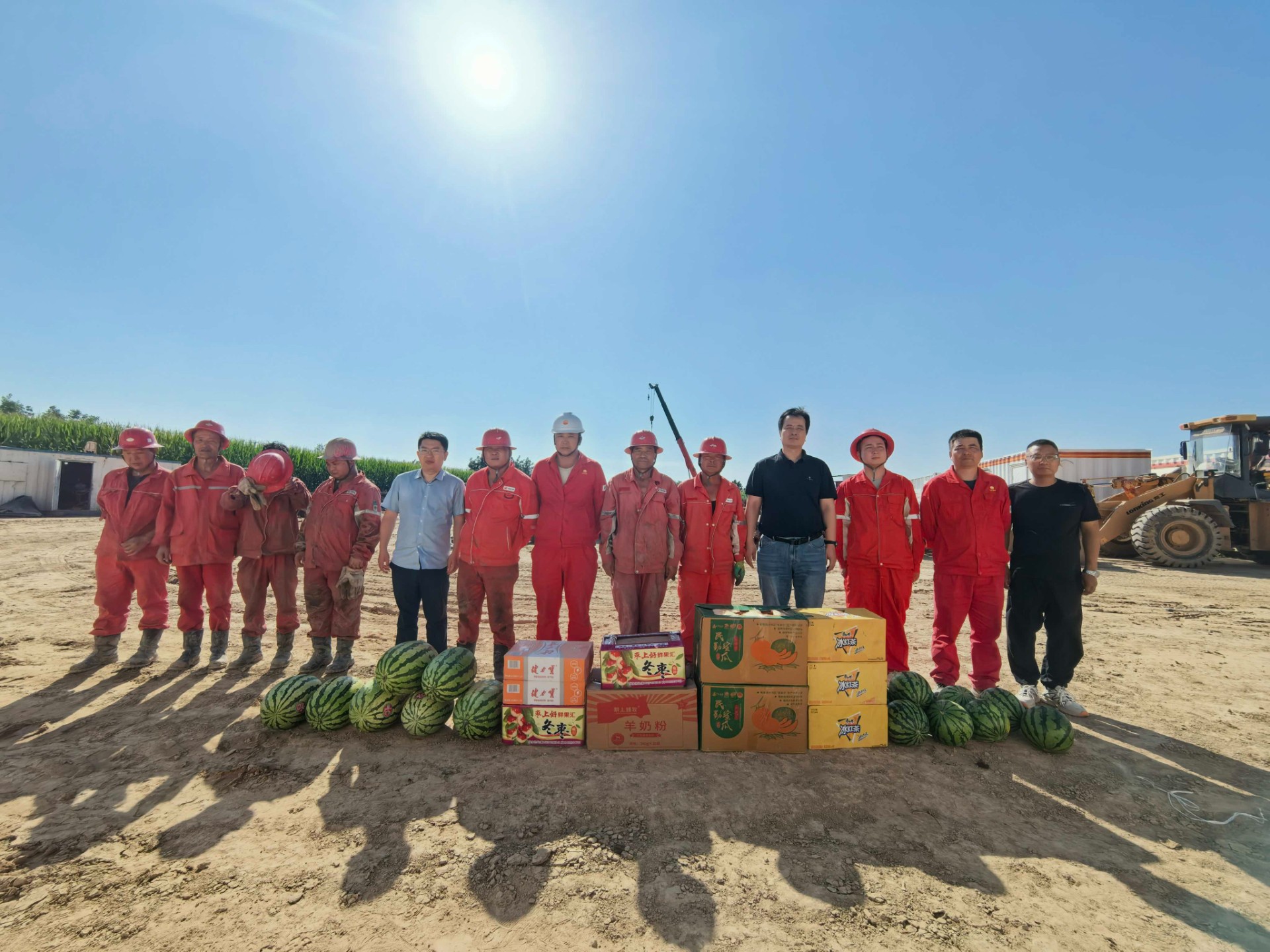 为扎实抓好高温季节安全生产工作，压紧压实野外施工安全责任，切实关心关爱一线在岗职工，7月23日，陕煤地质集团党委委员、副总经理韩志雄，集团生产管理部负责人段晓青、安全环保部负责人陈粤强一行深入油气钻采公司石油天然气项目40185、40186井队施工现场，开展安全生产专项督导检查，并慰问高温一线井队全体人员。（文-谢家强、张晓华，图-邓立） (2).jpg
