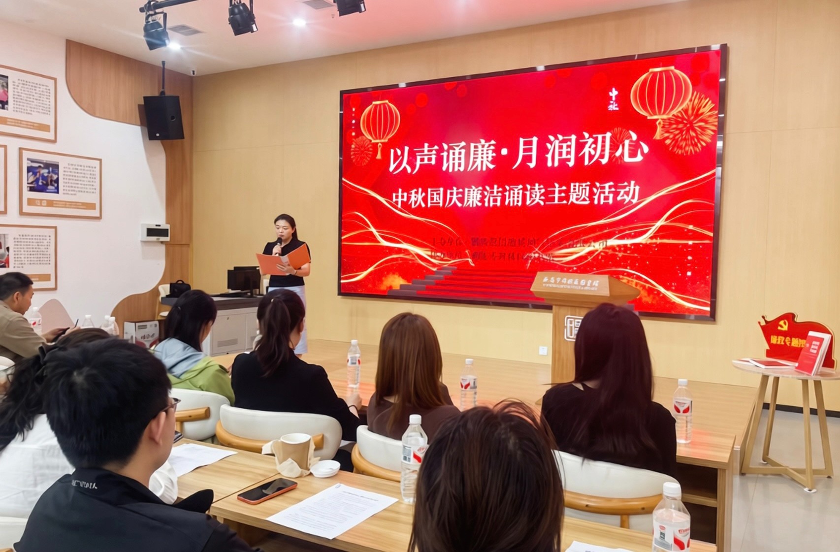 在中秋、国庆双节来临之际,由油气钻采公司纪委主办、碑林区图书馆协办的“以声诵廉 月润初心”廉洁诵读主题活动精彩启幕。全体干部职工相聚书香阵地,解锁廉政教育新模式,在“听、学、读、悟”中沉浸式感受廉洁文化魅力。(文-蒙珊,图-张晓华)1.jpg